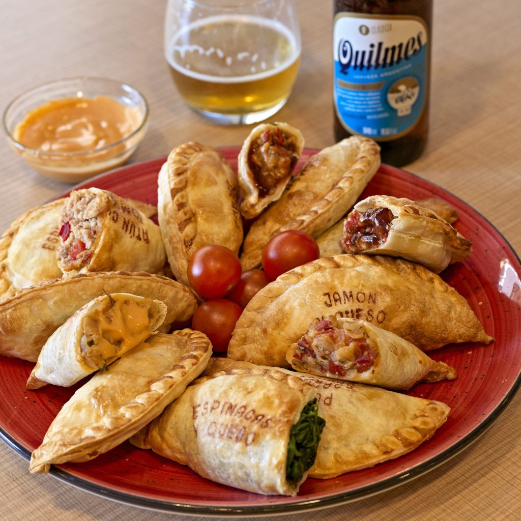 Aumenta tu margen de ganancia con empanadas artesanales argentinas al por mayor-min