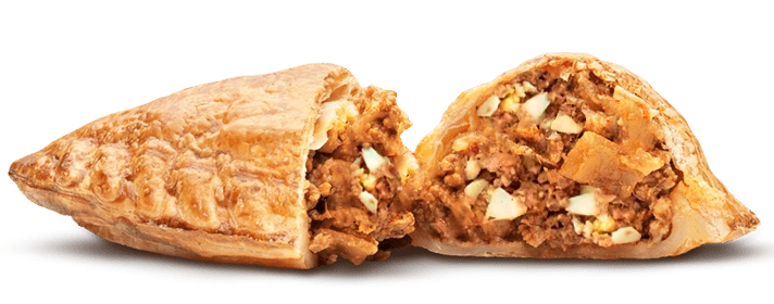Empanada argentina partida por la mitad, rellena de carne suave.