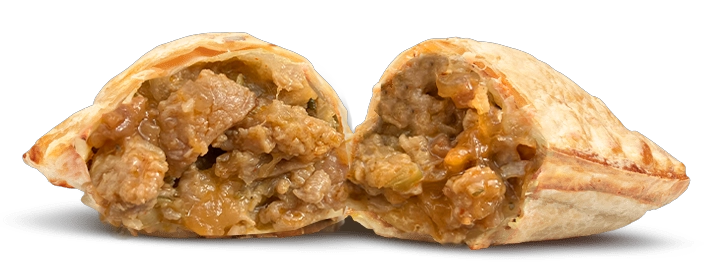 Empanada de carne argentina partida por la mitad, corte a cuchillo.