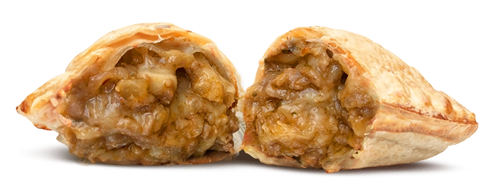 Empanada argentina partida por la mitad, rellena de asado y provolone.